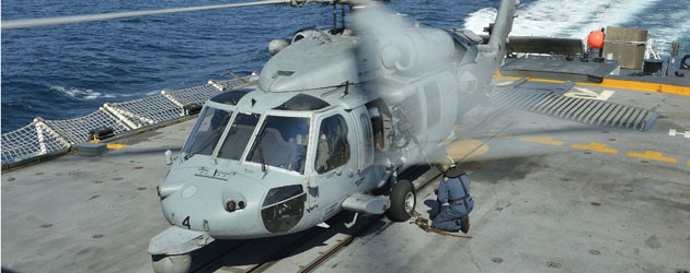 SH-60 Seahawk drops in on HMCS Regina