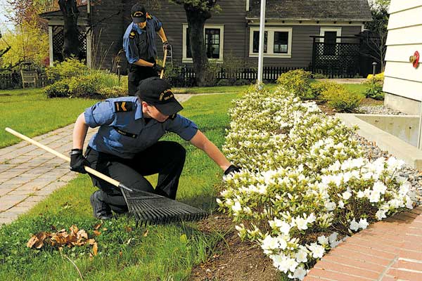 Sailors pitch-in during port visit