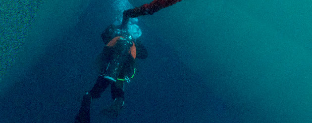Ice diving during Operation Nunalivut