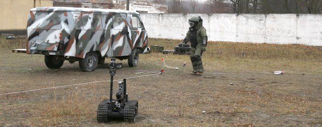 Ukrainian soldier gives demo