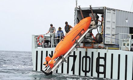 Yellowknife embarks Norwegian sailors and their mine-hunting technology HUGIN