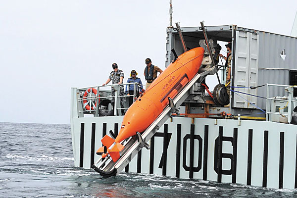 Yellowknife embarks Norwegian sailors and their mine-hunting technology HUGIN
