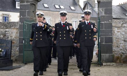 HMCS Montréal honours fallen sailors from Second World War