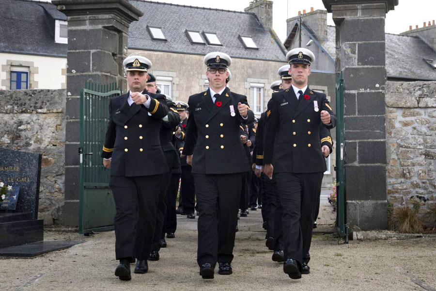 HMCS Montréal honours fallen sailors from Second World War