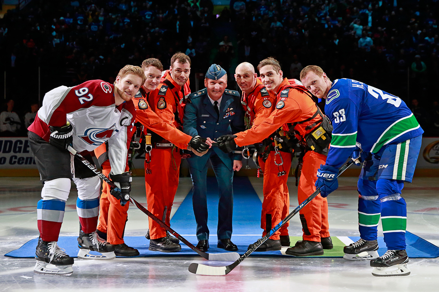 Canucks honour military at game