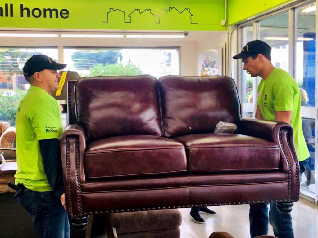 Petty Officer Brian Whitman (left) and Leading Seaman Lorne Lee (right) from HMCS Yellowknife do some heavy lifting. Photo by MS Robin Moncrief