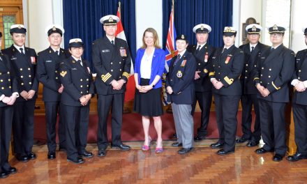 Les divisions de la Réserve navale de la côte ouest honorées à l’Assemblée législative