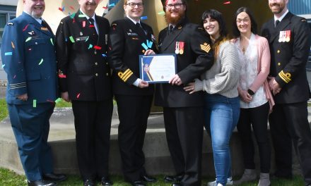 Célébration de l’excellence : L’instructeur de l’École de la Flotte réalise une première pour la MRC