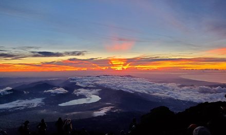 <strong>Une fois dans une lune bleue : </strong><em>Escalade du mont Fuji au Japon pendant la nuit</em>