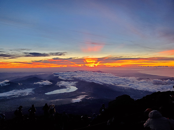 <strong>Une fois dans une lune bleue : </strong><em>Escalade du mont Fuji au Japon pendant la nuit</em>