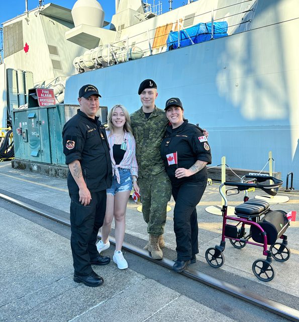 Une famille célèbre un rare triplé de service militaire