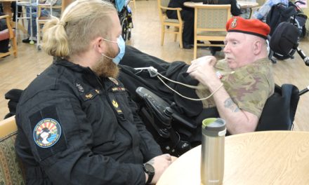 Les sourires abondent lors des visites au Veterans Lodge
