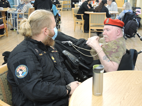 Les sourires abondent lors des visites au Veterans Lodge