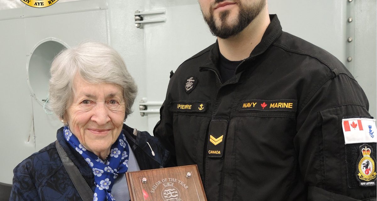 Un communicateur naval dévoué nommé marin de l’année