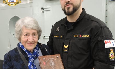 Un communicateur naval dévoué nommé marin de l’année