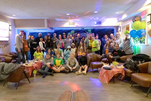 Un marin et un auteur se délectent d’une fête  d’anniversaire “enfantine 