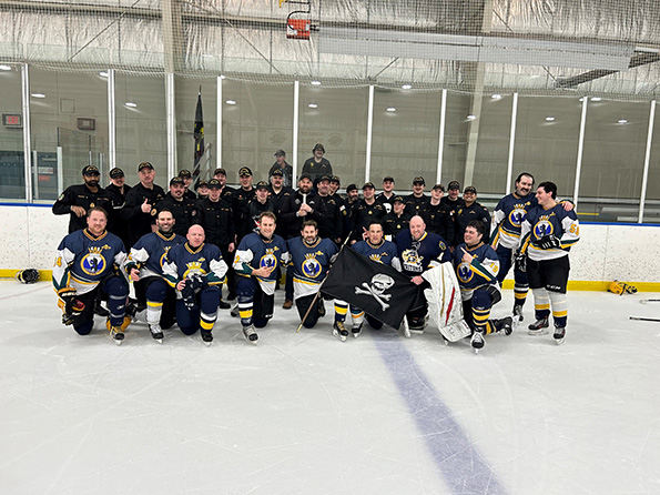 Victoire sur glace : <strong>CANSUBFOR remporte le championnat grâce à une passionnante victoire en prolongation</strong>