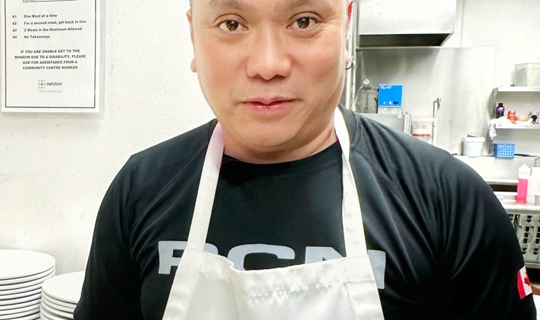 Un marin sert un petit-déjeuner pour fêter son anniversaire