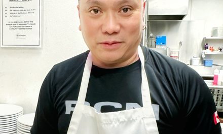 Un marin sert un petit-déjeuner pour fêter son anniversaire