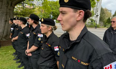 Première cérémonie de la bataille de l’Atlantique pour les jeunes membres du NCSM <em>Malahat</em>