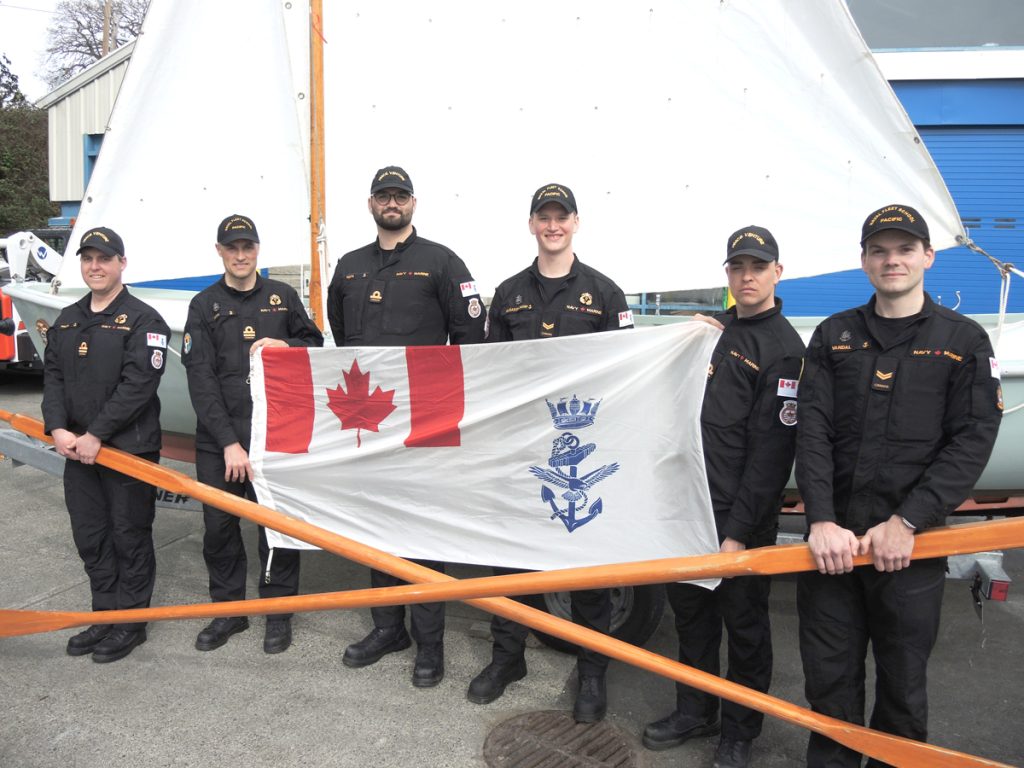 Members of the Victory Oar Duff racing team gather for a team photograph on Apr. 10 at the Seamanship Training Centre in Naden. (L-R): Lieutenant (Navy) (Lt(N)) Jeff Phillips