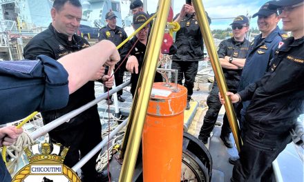 Le NCSM <em>Chicoutimi</em> effectue un exercice d’affectation de nacelles