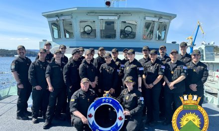 Le NCSM <em>Malahat</em> effectue une voile d’entraînement de classe <em>Orca</em>