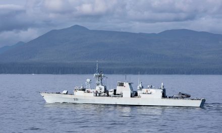 Le NCSM Vancouver part en déploiement