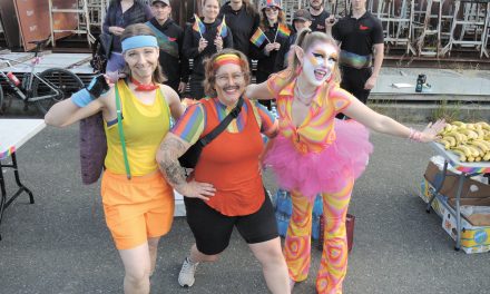La formation 5k hisse le drapeau arc-en-ciel