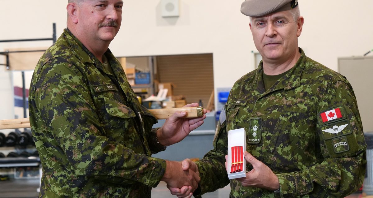 Un soldat de la réserve de l’armée de l’île de Vancouver reçoit une promotion et une récompense