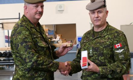 Un soldat de la réserve de l’armée de l’île de Vancouver reçoit une promotion et une récompense