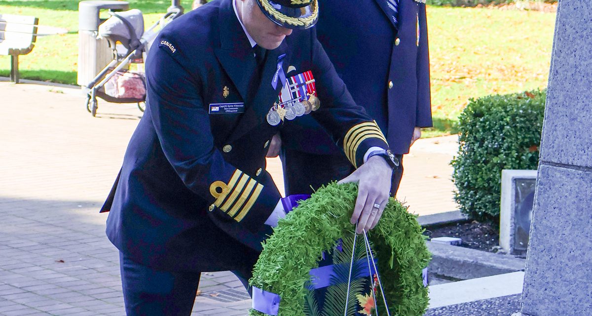 Un hommage solennel au NCSM Kootenay et à l’héritage du Souvenir