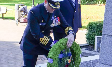 Un hommage solennel au NCSM Kootenay et à l’héritage du Souvenir