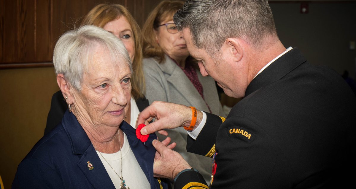 L’épinglage du premier coquelicot à la BFC Esquimalt