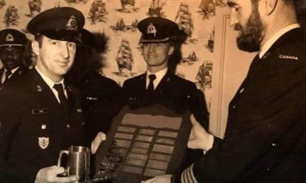 Du Stoker à l’héritage, la carrière de pionnier du quartier-maître à la retraite Arthur A. Horn