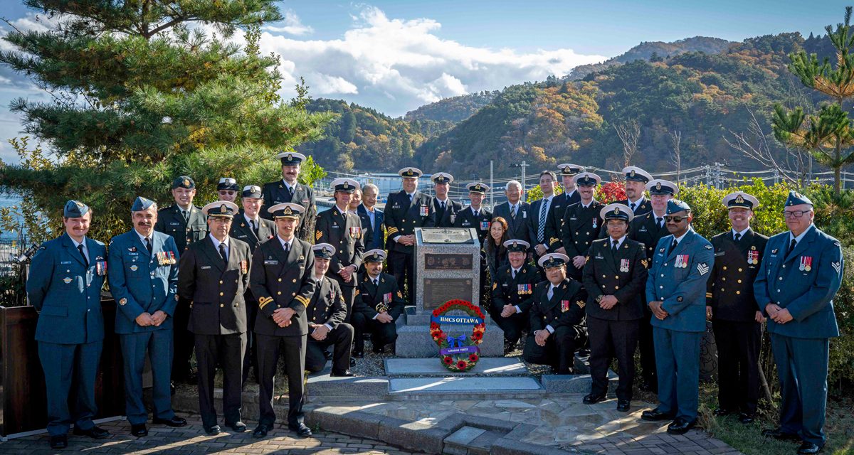 Le NCSM Ottawa rend hommage à un héros de guerre canadien à Onagawa, au Japon